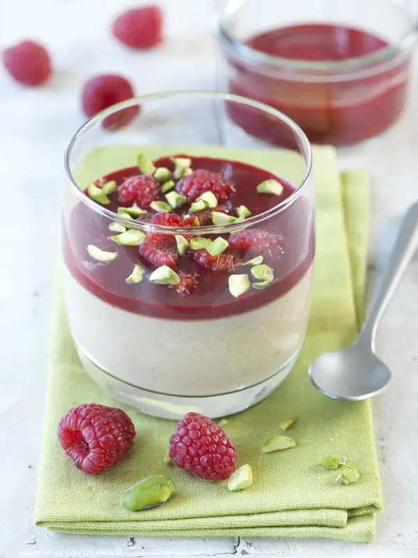 Panna cotta au lait d'avoine, coulis de framboises et pistaches